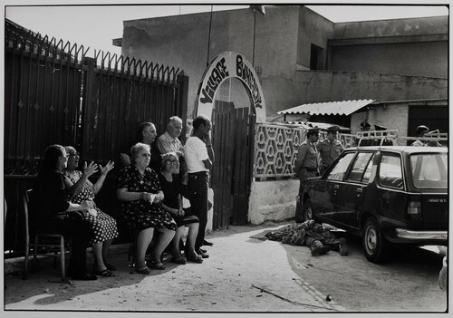 Isola delle Femmine, 1981. Il consueto rituale di parenti e polizia in attesa del giudice che autorizzi la rimozione del corpo.