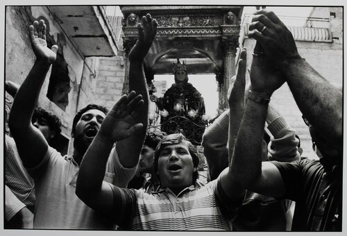 Palermo, 1981. Uomini in processione.
