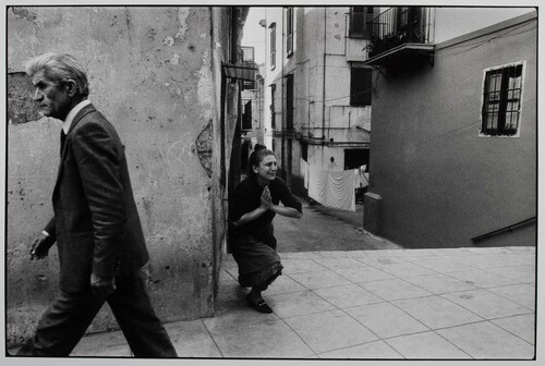 Palermo, 1982. Passa il funerale del deputato comunista Pio la Torre, ucciso dalla mafia insieme all'autista Rosario Di Salvo. Una donna ne piange la morte.