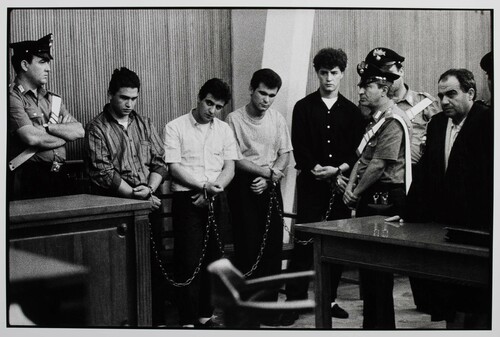 Caltanissetta, 1984. In tribunale. Processo a giovani stupratori di una bambina di 14 anni, poi assolti per insufficienza di prove.
