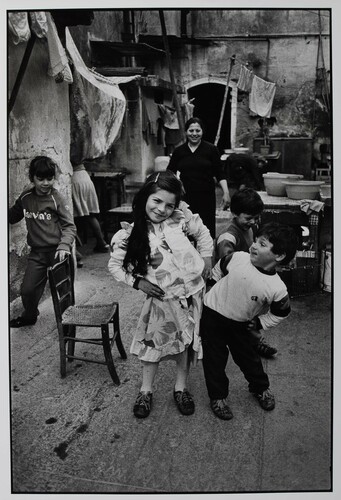 Catania, 1984. Quartiere La Sciara. Lei sogna di fare l'indossatrice.