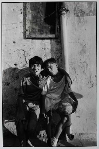 Palermo, 1985. Ragazzi del quartiere Albergheria, al centro San Saverio.