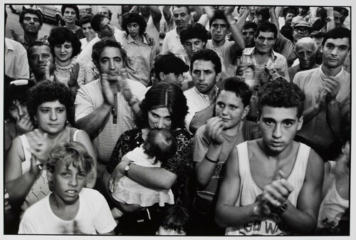 Palermo, 1986. Quartiere Borgo Vecchio. Manifestazione di dolore per un giovane ucciso dalla polizia.