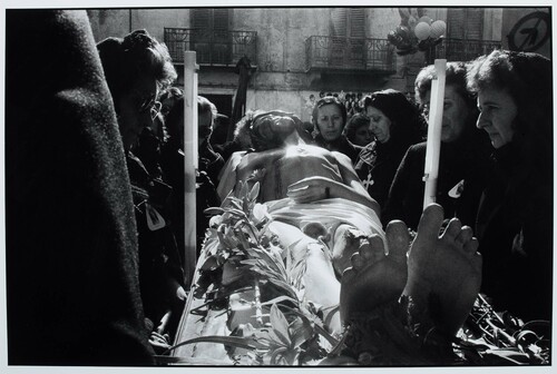 Marsala, 1988. Venerdì Santo. Le donne vegliano il Cristo.