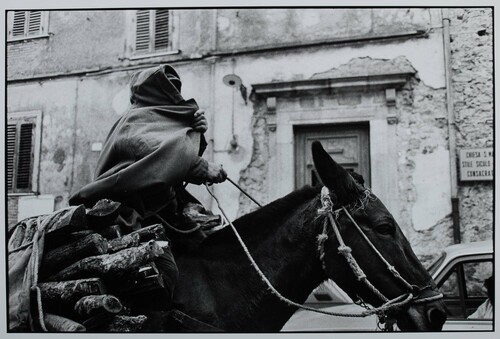 Geraci Siculo, 1989. Sulle Madonie. L'uomo si copre con il mantello per non farsi fotografare.