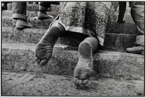 Palermo, 14 luglio 1990. Festa di Santa Rosalia, patrona della città. Partendo all'alba, la gente raggiunge a piedi o in ginocchio il Monte Pellegrino, dove riposa la Santa, in una grotta vicino al santuario.