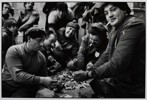 Trapani, 1992. A Pasqua, dopo la processione dei Misteri, gli uomini contano i soldi delle offerte.