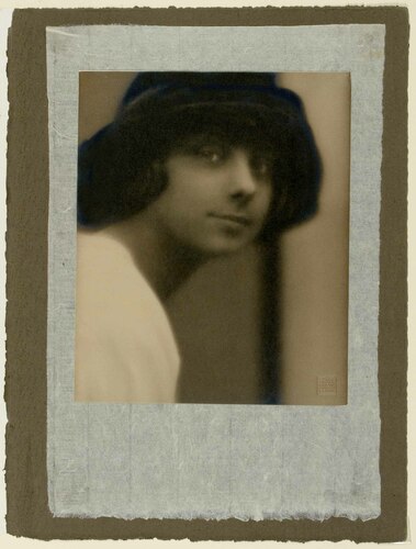 ritratto di giovane donna con cappello nero