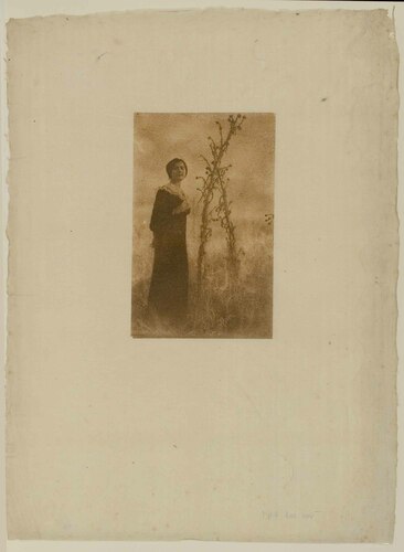 ritratto di donna a figura intera, in un paesaggio arboreo