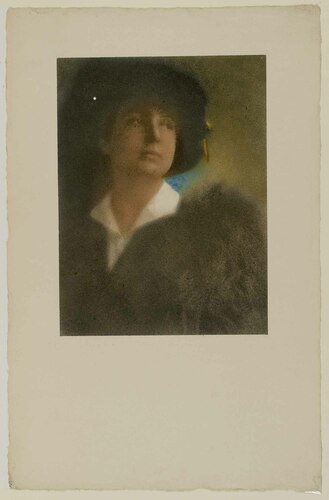 ritratto di giovane donna con grande cappello