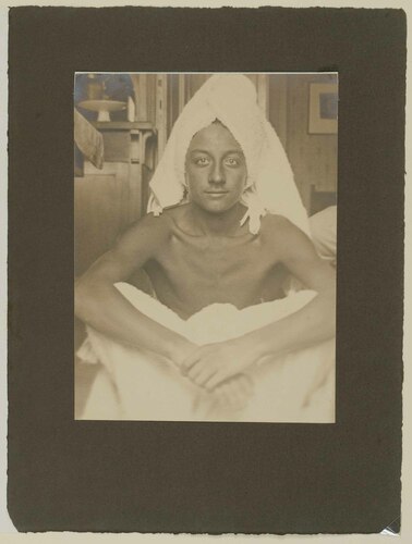 ritratto di uomo dopo il bagno, con asciugamano bianco a m� di turbante